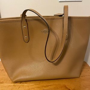 Tan Coach tote shoulder bag